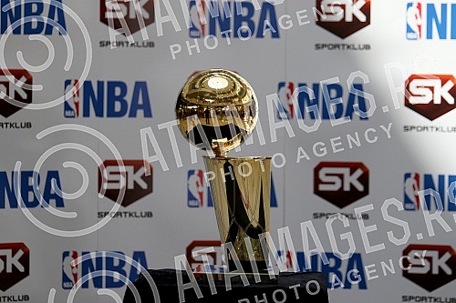 Champion trophy for the NBA was exposed at the mall - Delta City. The cup is named after Larry O'Brien.Pehar namenjen sampionu NBA lige bio je izlozen u Trznom centru - Delta siti. Pehar nosi ime Lerija OBrajena.