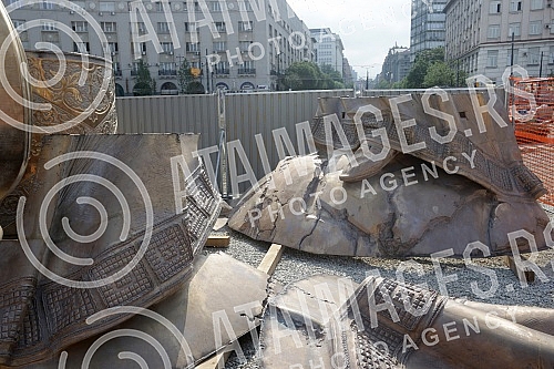 Setting up of he monument to Stefan Nemanja on the plateau of Sava Square has begun. Pocelo postavljanje spomenika Stefanu Nemanji na platou Savskog trga.