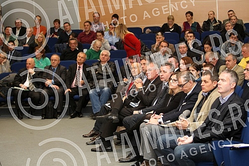 Sastanak predstavnika nacionalnih saveza sa Vanjom Udovicicem - mnistrom omladine i sporta povodom novog zakona o sportu drzana u sali skupstine Stari grad.