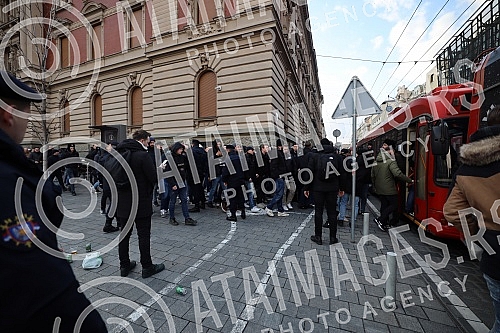 Fans of the Fejenodra football club, which will play the first game of the eighth finals of the League of Conferences against FC Partizan at 6:45 pm at the stadium in Humska, went to the stadium from the Republic Square with police escort.Navijaci 