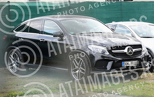 In the convoy of vehicles that reached Makis, more precisely to the premises of the center of the Criminal police directorate - SBPOK, there is also the jeep of rapper Stefan Djuric Rasta.
U koloni vozila koja je dosla do Makisa, tacnije do prostori In the convoy of vehicles that reached Makis, more precisely to the premises of the center of the Criminal police directorate - SBPOK, there is also the jeep of rapper Stefan Djuric Rasta.
U koloni vozila koja je dosla do Makisa, tacnije do prostori