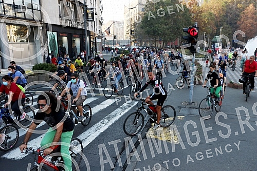 Cyclists are driving through the streets of Belgrade to indicate the excessive pollution that Belgrade has been exposed to for the past few days.Biciklisti voze beogradskim ulicama kako bi ukazali na prekomerno zagadjenje kojem su izlozeni Beogradjan