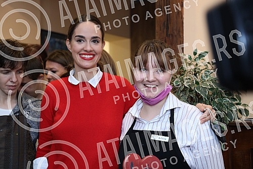 Many famous actors, musicians, athletes and writers delighted children with developmental disabilities in the humanitarian action of decorating the Christmas tree in the specific cafe Many famous actors, musicians, athletes and writers delighted children with developmental disabilities in the humanitarian action of decorating the Christmas tree in the specific cafe