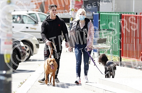 Singer Sara Reljic with brother Filip walking dogs (paparazzo).Pevacica Sara Reljic sa bratom Filipom seta kucice (paparaco).