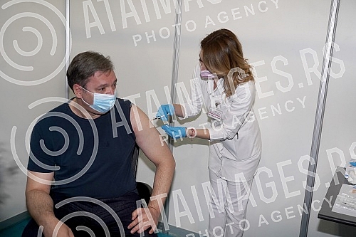 The President of the Republic of Serbia, Aleksandar Vucic, received the third (booster) dose of the coronavirus vaccine at the vaccination point in Hall 7 at the Belgrade Fair.Predsednik Republike Srbije Aleksandar Vucic primio je trecu (buster) do
