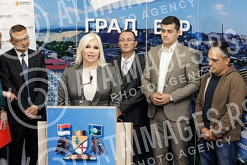 The Vice-President of the Government of Serbia and the Minister of Mining and Energy, Zorana Mihajlovic, attended the signing of the contract between the company Zijin mining and JKP Vodovod in Bor on the connection of 400 households from the village