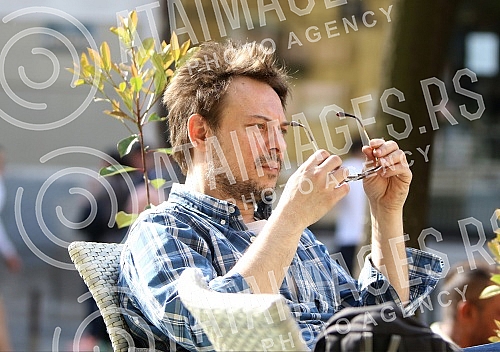 Actor Goran Jevtic enjoys in the cafe bar.Glumac Goran Jevtic uziva u basti kafica.