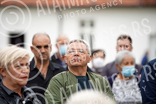 Family, friends, colleagues began to gather in the Church of the Holy Trinity in Kumodraz to pay their last respects to the late actor Milan Lanet Gutovic and to send him to eternal rest.Porodica, prijatelji, kolege poceli su da se okupljaju u Crkv