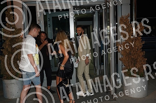 The arrival of the participants of Zadruga 5 for a guest appearance in the Narod pita show on TV Pink.Dolazak ucesnika Zadruge 5 na gostovanje u emisiji Narod pita na TV Pinku.