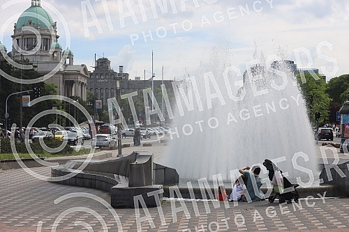 A nice day lured people outside.Lep dan izmamio je ljude napolje.