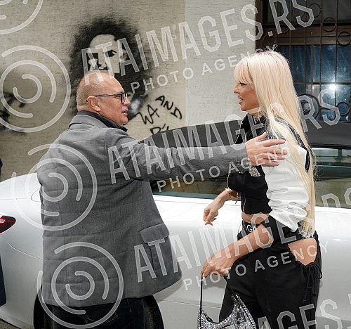 Singer Jelena Karleusa and Deputy Mayor Goran Vesic visited the association Animal Rescue Serbia.Pevacica Jelena Karleusa i zamenik gradonacelnika Goran Vesic obisli su udruzenje Animal Rescue Serbia.