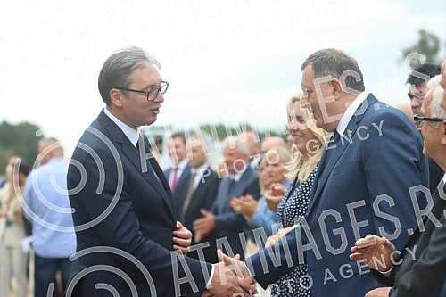 In the Bijeljina settlement of Velika Obarska, the beginning of the construction of the Raca-Bijeljina highway section, an integral part of the future Banjaluka-Bijeljina-Belgrade and Belgrade-Sarajevo highways, was solemnized today.
U bijeljinskom In the Bijeljina settlement of Velika Obarska, the beginning of the construction of the Raca-Bijeljina highway section, an integral part of the future Banjaluka-Bijeljina-Belgrade and Belgrade-Sarajevo highways, was solemnized today.
U bijeljinskom