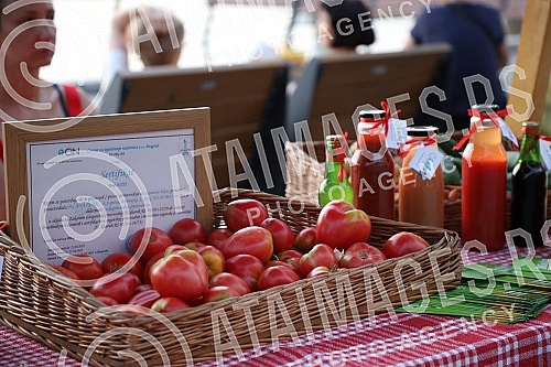 The performance of the group Frajle is part of Berry Fest, the first festival of strawberry fruit in Belgrade.Nastup grupe Frajle su sklopu Berry festa, prvog festivala jagodastog voca u Beogradu.
