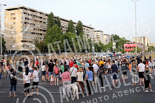 This morning, the Austrian company Drust continued the works in block 37, which angered the residents of the block who took to the streets again.
Austrijska kompanija Drust je jutros nastavila radove u bloku 37, sto je razljutilo stanare bloka koji This morning, the Austrian company Drust continued the works in block 37, which angered the residents of the block who took to the streets again.
Austrijska kompanija Drust je jutros nastavila radove u bloku 37, sto je razljutilo stanare bloka koji