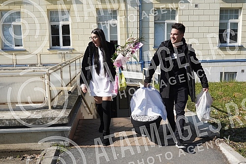 Former participant of the Cooperative and tatoo master Filip Reljic took his wife Marija Masa Reljic (ex Matijevic)and son Vikotra from the maternity hospital Dragisa Misovic.Bivsi ucesnik Zadruge i tatoo majstor Filip Reljic izveo je suprugu Marij