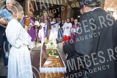 The coffin with the body of Matej Peris was taken out of the church of St. Anthony, and the funeral procession began at 5 pm, led by Mosinjor Stanislav Hocevar, Belgrade's archbishop and metropolitan.Kovceg sa telom Mateja Perisa iznet je iz crkve 