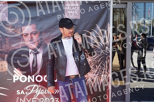 In front of Hall 5 of the Belgrade Fair, a media conference was held where the spectacular reception of 2023 with Aco Pejovic was announced.Ispred hale 5 Beogradskog sajma odrzana je konferencija za medije na kojoj je najavljen spektakularni docek 