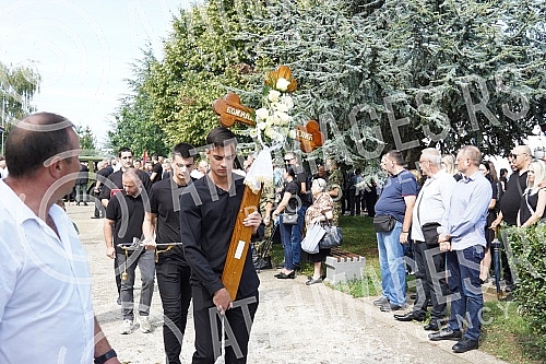 The Vice President of the National Assembly, retired Major General Bozidar Delic, was buried at Orlovaca cemetery.Potpredsednik Narodne skupstine, general-majora u penziji Bozidar Delic sahranjen je na grolju Orlovaca.