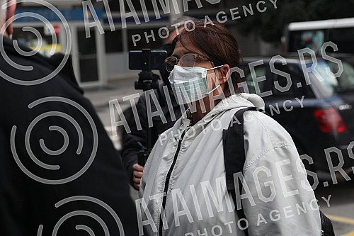Suzana Lazarevic, a mechanical engineer from Kolubara and a member of the referendum committee in Vracar, who has been on hunger strike for five days, held a press conference in front of the RTS building. Masinski inzenjer iz Kolubare i clan refere
