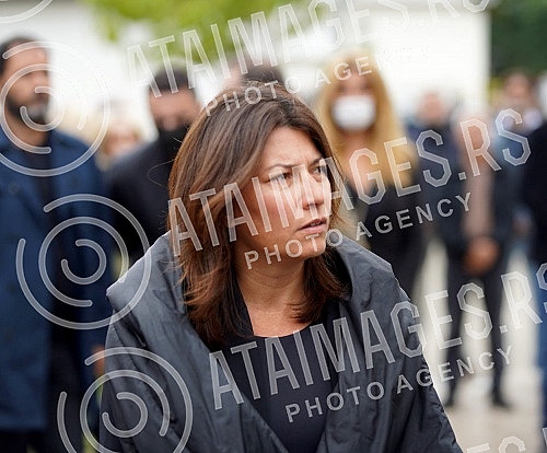 Family, friends, colleagues began to gather in the Church of the Holy Trinity in Kumodraz to pay their last respects to the late actor Milan Lanet Gutovic and to send him to eternal rest.Porodica, prijatelji, kolege poceli su da se okupljaju u Crkv