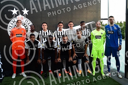 The official promotion of the new set of Nike FK Partizan jerseys for the 2022/23 season was held in the VIP Lounge above the center line of the Partizan stadium.Svecana promocija nove garniture Nike dresova FK Partizan za sezonu 2022/23 odrzana je