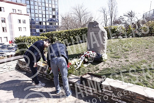 Members of New Party and 1 in 5 million laid wreaths at the 