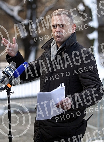 Borko Stefanovic, Vice president of the Party of freedom and justice, held a press conference on the topic of wiretapping in front of the Presidency of Serbia.Ispred Predsednistva Srbije konferenciju za novinare na temu prisluskivanja odrzao je pot