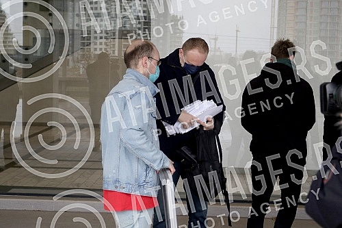 After three hearings of three lawsuits for texts published by Informer, the president of the Party of Freedom and Justice, Dragan Djilas, held a press conference in front of the Palace of Justice.Posle tri saslusanja po tri tuzbe za tekstove koje j