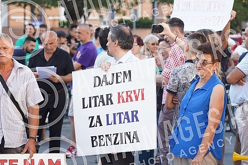On Krajina Square in Banja Luka, about a hundred citizens expressed their dissatisfaction with the state of affairs in the protest ironically called 
