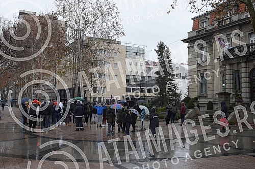Players, management and members of the professional staff of the Nais Water Polo Club gathered at 11:59 on the plateau in front of the City Hall to express their dissatisfaction with the fact that the City of Nis intends to reduce allocations for spo