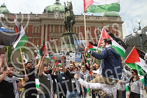 A rally in support of the Palestinian people in Jerusalem was held at the Monument to Prince Mikhail on Republic Square, organized by the Palestinian Diaspora in Serbia. Kod Spomenika knezu Mihailu, na Trg Republike odrzan skup podrske palestinskom
