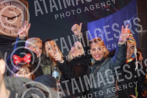 Citizens and tourists in Banja Luka welcomed the New Year 2022 on Krajina Square to the music of regional stars Petra Grasa and Neda Ukraden.Gradjani i turisti u Banjaluci docekali su Novu 2022. godinu na Trgu Krajine uz muziku regionalnih zvezda P