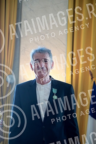 The ceremonial presentation of the Order of Arts and Literature in the rank of knight was held for the actor Predrag Miki Manojlovic at the residence of the French Embassy.Svecano urucenje Ordena umetnosti i knjizevnosti u rangu viteza upriliceno j