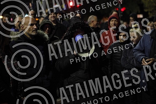 Citizens against the introduction of kovid passes gathered at the assembly, some of them walked to the RTS building, where former journalist Jasmina Stojanovic tore her press ID because of the situation and the way of writing about the crown.Gradja