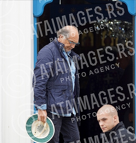 Family, friends, colleagues began to gather in the Church of the Holy Trinity in Kumodraz to pay their last respects to the late actor Milan Lanet Gutovic and to send him to eternal rest.Porodica, prijatelji, kolege poceli su da se okupljaju u Crkv
