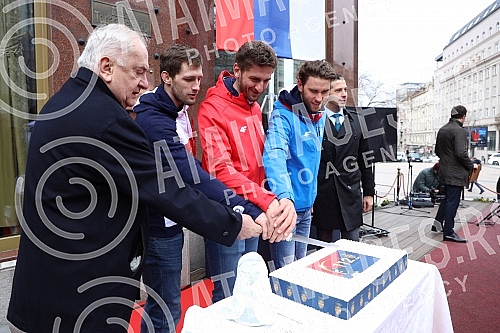 The 112th birthday of the Olympic Committee of Serbia was marked on the plateau in front of the Hotel Moskva.112. rodjendan Olimpijskog komiteta Srbije obelezen je na platou ispred hotela Moskva.