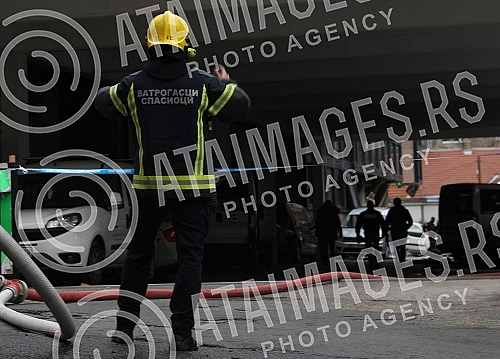 An accident occurred in front of the RTS building this morning when a welding bottle exploded, two workers were injured and one lost his life.
Ispred zgrade RTS-a jutros se dogodila nesreca kada je boca za varenje eksplodirala, dva radnika su povred An accident occurred in front of the RTS building this morning when a welding bottle exploded, two workers were injured and one lost his life.
Ispred zgrade RTS-a jutros se dogodila nesreca kada je boca za varenje eksplodirala, dva radnika su povred