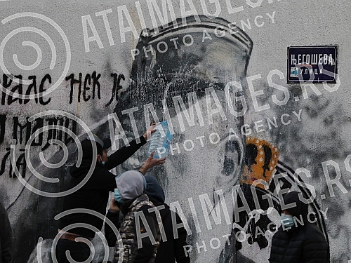 A group of about ten young men appeared at the place where the mural dedicated to Ratko Mladic was painted early in the morning, and shortly after 3.30 pm they removed the paint from the mural, which was spilled by the SDPS representative Djordjo Zuj A group of about ten young men appeared at the place where the mural dedicated to Ratko Mladic was painted early in the morning, and shortly after 3.30 pm they removed the paint from the mural, which was spilled by the SDPS representative Djordjo Zuj