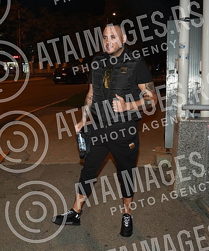 The arrival of the participants of Zadruga 5 for a guest appearance in the Narod pita show on TV Pink.Dolazak ucesnika Zadruge 5 na gostovanje u emisiji Narod pita na TV Pinku.