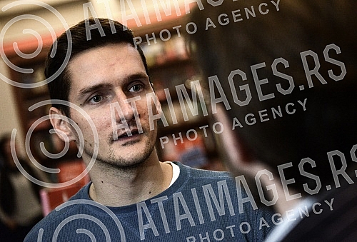 In the bookshop Academy was held ceremonial presenting MTV awards and promotion plate Group SARS.U knjizari Akademija odrzano je svecano urucivanje MTV nagrade i promocija ploce grupe SARS. 