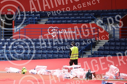 In the Stark Arena, works are underway on setting up an athletics track and preparing an athletic battlefield for the upcoming World Athletics Championships.U Stark areni u toku su radovi na postavljanju atletske staze i spremanje atletskog bojista