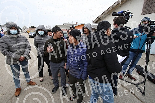 About 500 workers from Vietnam are housed in an improvised settlement near the Linglong construction site in Zrenjanin in overcrowded barracks and extremely inhumane conditions.Oko 500 radnika iz Vijetnama smesteno je u improvizovanom naselju u bli