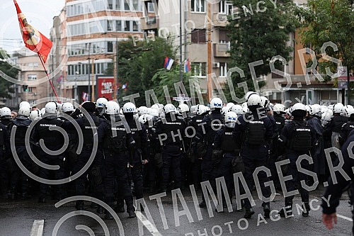 The police blocked the opponents of Europride in the central city streets, and some of them were detained.Policija je blokirala protivnike Europrajda u centralnim gradskim ulicama, a neki od njih su i privedeni.
