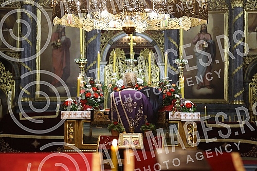 Worship during the Passion Week in the Cathedral Church of St. Archangel Michael on Good Friday - morning with the singing of articles and a procession around the temple.Bogosluzenje tokom Stradalne sedmice u Sabornoj crkvi  Sv. Arhangela Mihaila n