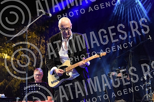 Nenad Cveticanin, a musician and singer-songwriter of funk and jazz music, closed this year's Nisville jazz festival with his band Numismatica.
Niski muzicar i kantautor funk i jazz muzike Nenad Cveticanin je sa sojim bendom Numismatica zatvorio ovo Nenad Cveticanin, a musician and singer-songwriter of funk and jazz music, closed this year's Nisville jazz festival with his band Numismatica.
Niski muzicar i kantautor funk i jazz muzike Nenad Cveticanin je sa sojim bendom Numismatica zatvorio ovo