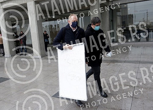 After three hearings of three lawsuits for texts published by Informer, the president of the Party of Freedom and Justice, Dragan Djilas, held a press conference in front of the Palace of Justice.Posle tri saslusanja po tri tuzbe za tekstove koje j