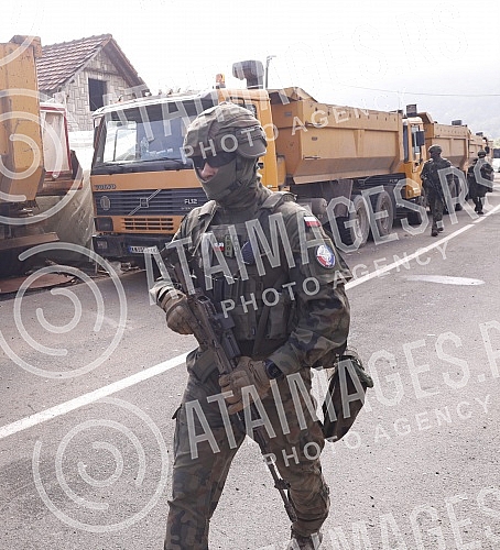 The vehicles with KFOR members arrived at the positions of the special police Rosso, which should soon leave the administrative crossing Jarinje.Vozila sa pripadnicima Kfora stigla su na polozaje specijalne policije Rosu koje bi uskoro trebalo da n