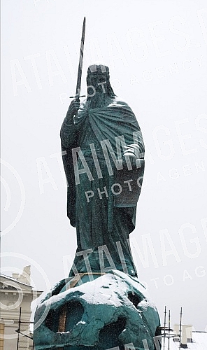 Reconstruction of Sava Square is underway, on which a monument to Stefan Nemanja has been placed, which will be officially unveiled on January 27.U toku je rekonstrukcija Savskog trga, na koje je postavljen spomenik Stefanu Nemanji koji ce zvanicn