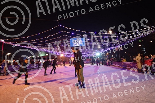Citizens and tourists in Banja Luka welcomed the New Year 2022 on Krajina Square to the music of regional stars Petra Grasa and Neda Ukraden.Gradjani i turisti u Banjaluci docekali su Novu 2022. godinu na Trgu Krajine uz muziku regionalnih zvezda P