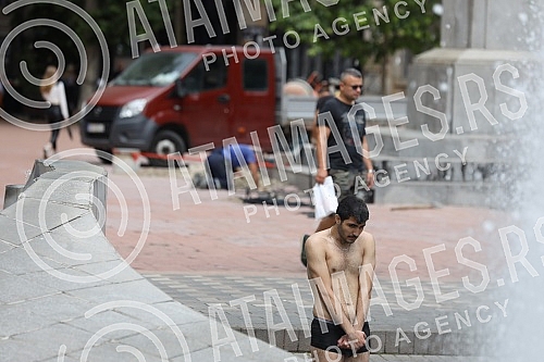 A migrant from Kuwait is bathing in a fountain on Nikola Pasic Square.Migrant iz Kuvajta se kupa u fontani na Trgu Nikole Pasica.